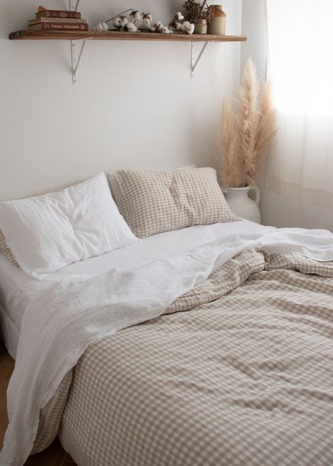 Quilt Covers Aesthetic, Beige Bedsheets Aesthetic, Cute Aesthetic Bed Sheets, Gingham Sheets Bedding, I Love Linen, Beige Gingham Bedding, Gingham Bedding Aesthetic, Aesthetic Bed Covers, Bed Linen Styling