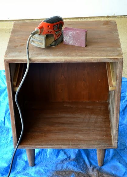 Wood Nightstand Makeover, Diy Vintage Nightstand, Two Toned Furniture Painting, Two Toned Nightstand Diy, Vintage Nightstand Makeover, Paint And Stain Nightstand, Refinished Wood Nightstand, Retro Nightstand Makeover, Two Tone Nightstand