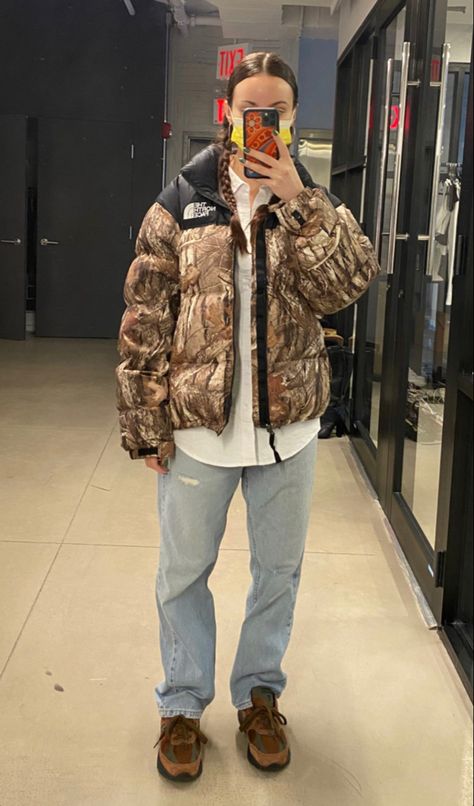 Hunter Camo Outfits, Hunter Camo Pants Outfit, Camo Jacket Outfit Aesthetic, Camo Jacket Outfits For Women, Hbcu Fits, Camo Jacket Outfit, Sweat Outfit, Inspo Fits, Effortless Outfit