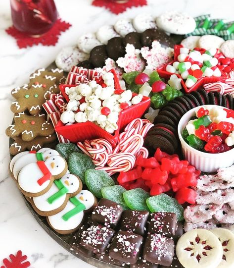 Cookie Platters Display, Creative Charcuterie Boards, Kids Charcuterie, Peppermint Pretzel, Charcuterie Box, Christmas Food Ideas, Cookie Platters, Snack Boards, Platter Display