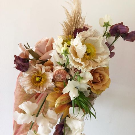 Rogue&Fox Floral Co (@rogueandfox) • Instagram photos and videos Bridal Bouquet Styles, Modern Bridal Bouquets, Earth Tone Wedding, Garden Flower Beds, Romantic Bouquet, Flower Inspiration, Fall Wedding Flowers, Wedding Flower Inspiration, Floral Arrangements Wedding