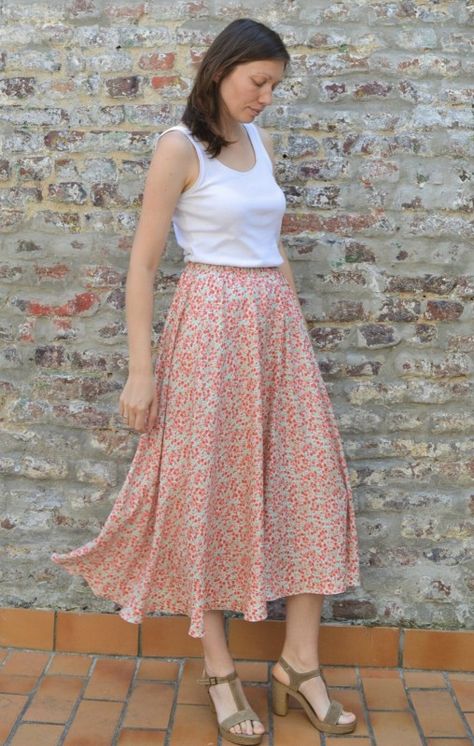 How to Sew a Half Circle Skirt — AllSewingIdeas Free Skirt Pattern, Pola Rok, Rok Midi, Skirt Pattern Free, Skirt Tutorial, Diy Skirt, Beginner Sewing Projects Easy, Skirt Patterns Sewing, Sewing Skirts