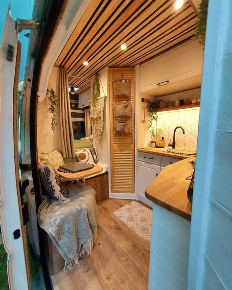 van life Bohemian Van, Camper Interior Design, Bus Living, Kombi Home, Van Conversion Interior, Build A Camper Van, Van Life Diy, Campervan Interior, Camper Living