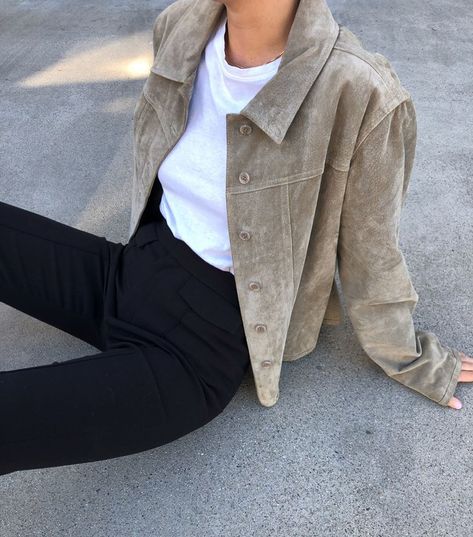 SHOP VINTAGE COLLECTION on Instagram: “Vintage beige slightly oversized suede jacket. Best fits XS - M. $78 + shipping #svcstyle” Beige Oversized Jacket Outfit, Beige Suede Jacket Outfit, Tan Suede Jacket Outfit, Beige Jacket Outfit, Suede Jacket Outfit, Fashion Inspo Instagram, Suede Outfit, Vintage Suede Jacket, Beige Jacket