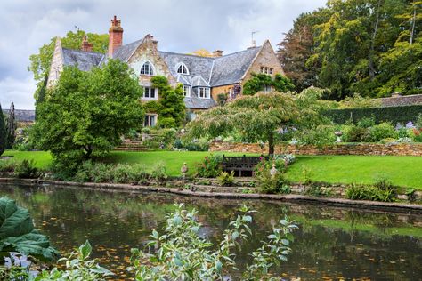 English Country Manor Exterior, Coton Manor, Manor Exterior, Edwardian Homes, Dream House Garden, Retreat Centre, Beautiful Gardens Landscape, Historical Houses, English Country Manor