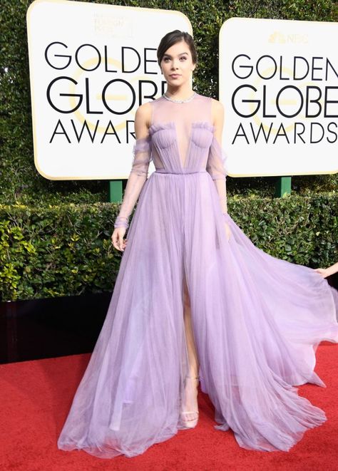 The Fug Girls take a close look at the red carpet. These are the best and worst dressed at the 2017 Golden Globes. Gowns Red Carpet, Wedding Bridal Gowns, Silver Metallic Dress, Sleeved Wedding, Evening Dresses With Sleeves, Hailee Steinfeld, Half Sleeve Dresses, Long Sleeve Wedding, Natalie Portman