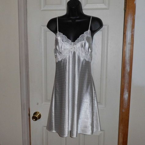 Linea Donatella Nightgown & Robe, Size M, Bow In The Center Of Nightgown With A Circle Of Pearls, & Around The Top Area Is Lace With Pearls. Robe -Size M, Has Middle Tie With All Around Tie. The Sleeves On The Robe Has Lace. Really Nice Night Gown & Robe Preowned - Never Worn **Please See Pictures** Lingiere Outfit Gown, Baby Doll Nighty, Bridgerton Nightgown, Night Gown Dress Sleep, Reign Dresses Mary, Helena Costume, Night Gown Aesthetic, 2000s Pajamas, Hot Nights Sleep Dress