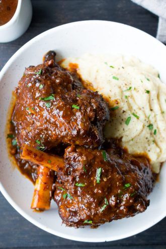 Easy Lamb Shank Recipe, Lamb Shanks Oven, Braised Lamb Shanks Recipe, Lamb Shank Recipe, Braised Lamb Shanks, Lamb Shank, Lamb Chop Recipes, Slow Cooked Meat, Braised Lamb