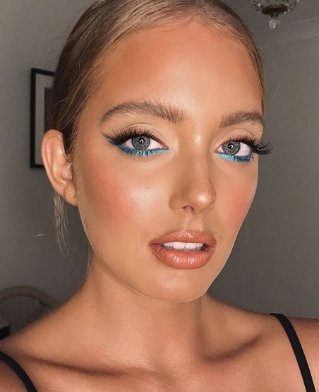 Sorry trusty black eyeliner, but Seventies-style disco-blue eyes might just be the hottest new trend for this Spring/Summer. You have Margot Robbie to thank, who had no qualms in sporting an Abba-worthy blue eye makeup at this year’s BAFTAs, a look created by Pati Dubroff using a combination of blue and black Chanel eyeliners, mascara and a sprinkle of glitter for extra va va voom. While the comeback trend might not be for everyone, the blue-eyed look is an easy way to make a statement Extreme Make-up, Electric Blue Eyes, Blue Eyeliner Makeup, Disco Makeup, Liner Tutorial, Blue Liner, Amber Eyes, The Comeback, Bright Makeup