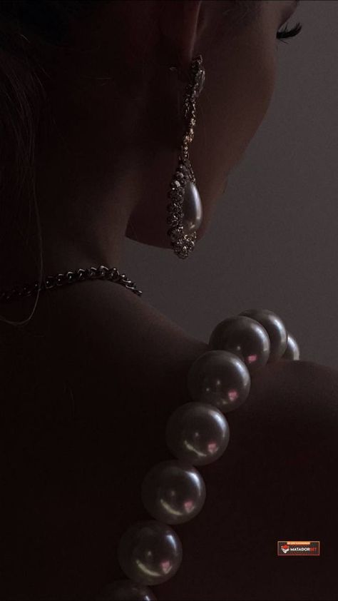 Pearl Aesthetic, Aesthetics Fashion, Jewellery Photography Inspiration, Dark Feminine Aesthetic, Jewelry Post, Feminine Aesthetic, Old Money Aesthetic, Jewelry Photography, Vintage Aesthetic