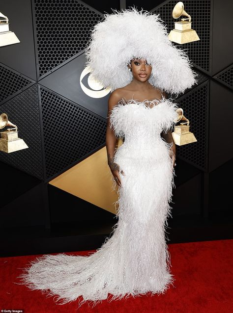 Summer Walker caused a serious stir in a feathered gown that can only be described as 'Big Bird bridal' and was made even more outrageous with the addition of a matching feathered hat Grammys Red Carpet, Sheila E, Summer Walker, Kelly Osbourne, Best Red Carpet Looks, Vintage Versace, Dua Lipa, Black Artists, Red Carpet Dresses