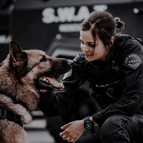 Bodyguard Aesthetic Girl, Female Cop Hairstyles, Police Aesthetic Female, Fbi Aesthetic Female, Lapd Police Wallpaper, Female Cop Aesthetic, Police Girl Aesthetic, Female Detective Aesthetic, Female Bodyguard Aesthetic