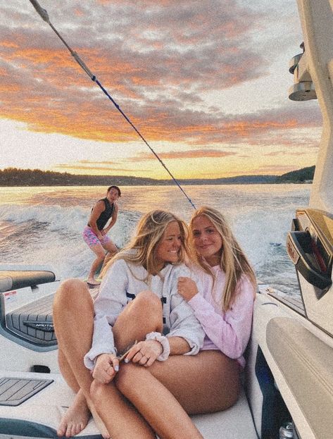 Lake Pics With Friends Photo Ideas, Cottage Photos With Friends, Tubing Pictures, Sunset Lake Pictures, With Friends Black, Friends Sunset, Lake Photoshoot, Boat Pics, Boat Pictures