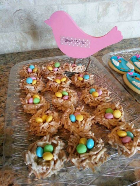 #Birdies #Birthday #Party Ideas | Photo 17 of 25 | Catch My Party Bird Theme Desserts, Bird Themed Food Ideas, Bird Gender Reveal Party, Bird Theme Party Food, Budgie Birthday Party, Bird Themed Snacks, Bird Party Favors, Tropical Bird Birthday Party, Bird Watching Birthday Party