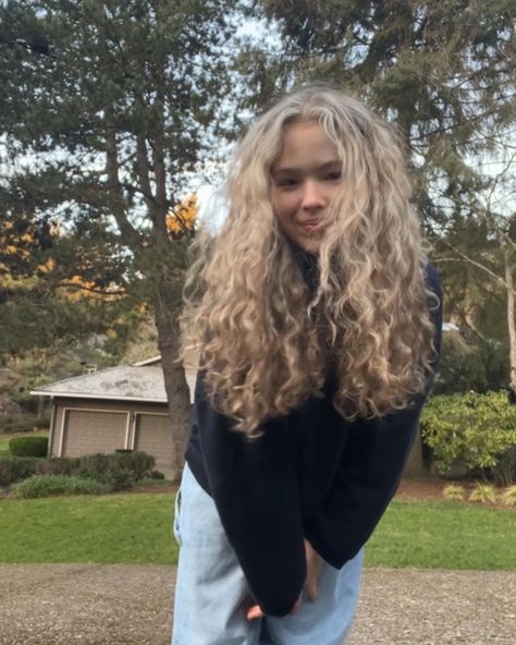 Curly Blonde Hair Women, Mixed Girl With Blonde Hair, Curly Blonde Hair Girl, Blonde Hair Girl Aesthetic, Curly Blonde Updo, Platinum Blonde Hair Curly, Curly Blonde Girl, Curly Dirty Blonde Hair, Natural Blonde Curly Hair