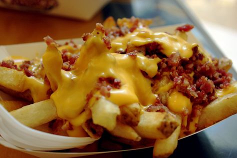 Chilli Cheese Fries, Bacon Cheese Fries, Chili Cheese Fries, Bacon Fries, Tumblr Food, Queso Cheddar, Mc Donald, Cheese Fries, Bacon Cheese