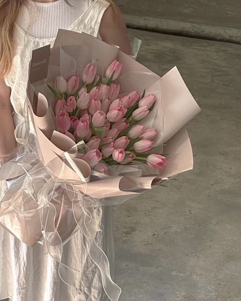 Tulips Poses With Flowers, Pink Tulip Bouquet, Tulip Bouquet Wedding, Pink Tulips Bouquet, Graduation Flowers, Tulip Season, Tulip Wedding, Boquette Flowers, Tulip Bouquet