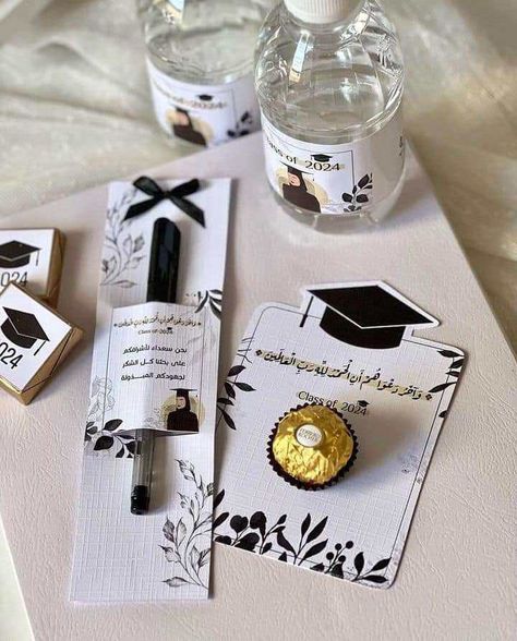 Gift Graduation Ideas, Graduation Souvenirs, Flower Bouquet Boxes, High School Grad Gifts, Wedding Cards Images, Diy Graduation Gifts, Graduation Party Diy, Grad Party Decorations, Diy Graduation