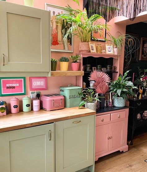 Coffee Bar Ideas Colorful, Cute Appartement Aesthetic, Joyful Aesthetic, Funky Kitchen, Whimsical Kitchen, Quirky Kitchen, Deco Studio, Eclectic Kitchen, Casa Vintage