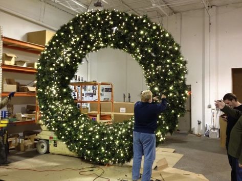 Best Outdoor Christmas Decorations, Unusual Christmas Decorations, Large Christmas Decorations, Outdoor Christmas Decorations Yard, Outdoor Christmas Wreaths, Outdoor Christmas Diy, Large Christmas Wreath, Outdoor Christmas Tree, Diy Christmas Wreaths