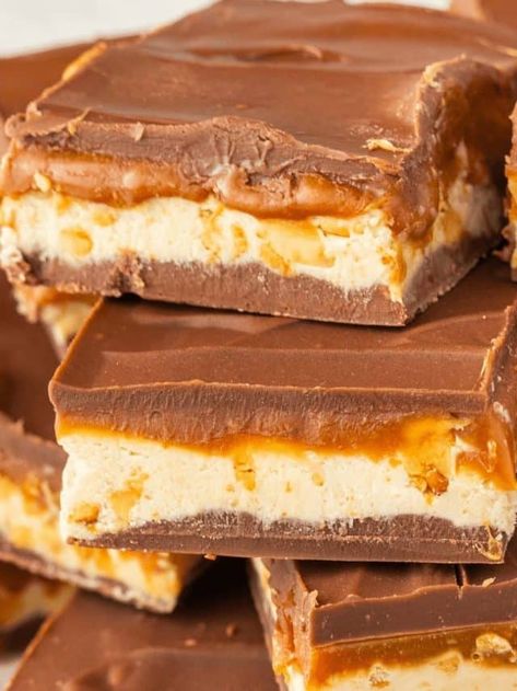 Easy Snickers Candy Bar Fudge Story Snickers Fudge Easy, Recipes Using Snickers Candy Bars, Snicker Candy Bar Recipes, Snicker Fudge Recipe, Easy Frozen Dessert Recipes, Snickers Fudge Recipe, Snicker Fudge, Candy Bar Fudge, Snicker Bars