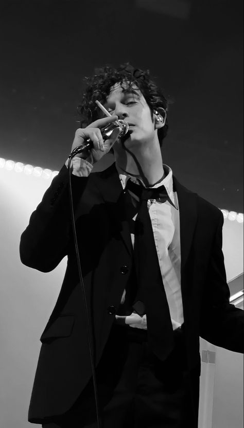 Matty Healy Clothes, Matty Healy Green Aesthetic, The 1975 Matty Healy, Matty Healy Red Guitar, Matty Healy Wallpaper Iphone, Matty Healy Costume, Matty Healy Aesthetic Wallpaper, Matt Healy Aesthetic, Matty Healy Black And White