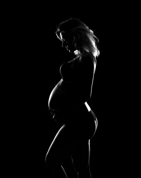 Maternity Shoot Black Women, Elegant Maternity Photos, Studio Maternity Shoot, Studio Maternity Photos, Photoshoot Backdrops, Maternity Studio, Maternity Photoshoot Poses, Maternity Shoot Ideas, Black Backdrop