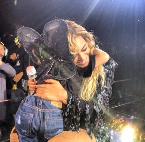 Beyoncé hugging a fan in Manchester. Cute. TMCS. Beyonce Pictures, Beyonce Fans, Magic Day, Mrs Carter, Beyonce Queen, Queen Bey, Blue Ivy, Rich Women, I Love Music