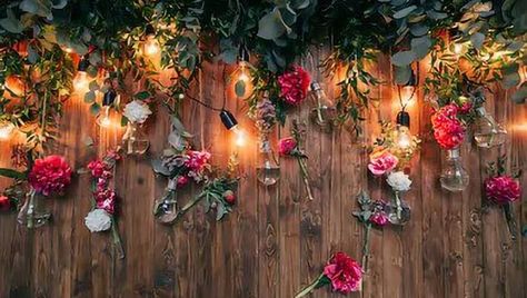 Bring a charismatic allure to your festivity with an enchanting backdrop. Place a wood vinyl backdrop on a backdrop stand and arrange willow frosted green leaf vines on top to imbue an evergreen vibe. Also, suspend bulb string lights to emanate sparkle and glow. Moreover, hang glass terrariums and arrange red & white roses in them for a lovely appeal. Wood Backdrop Photography, Wood Backdrops, Wooden Backdrop, Stage Designs, Background Brown, Rustic Wedding Photos, Party Photo Backdrop, Photo Backdrop Wedding, Photo Zone