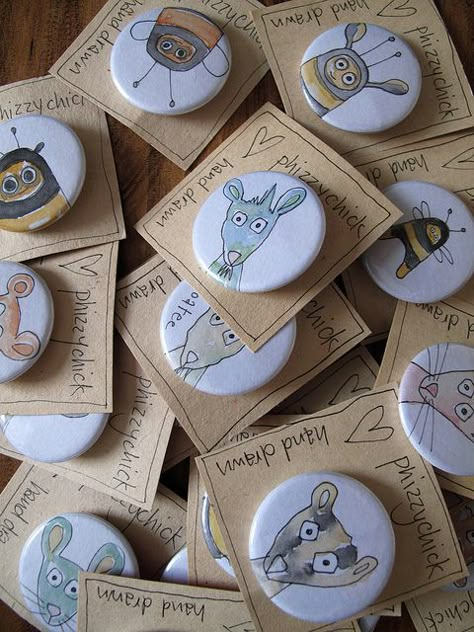 και παρουσίαση Button Packaging Ideas, Button Badge Packaging, Button Badges Ideas, Button Pin Packaging, Button Badge Design Ideas, Badge Design Ideas Diy, Diy Buttons Pins, Button Pins Ideas, Badge Design Ideas