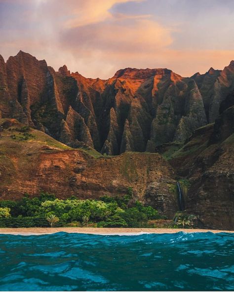 Eye candy. Nāpali Coast. Kauai, Hawaii Photo by @marcusbloss #nakedhawaii Kohala Coast Hawaii, Hawaii Landscape Photography, Hawaii Scenery Photography, Kauai Mountains, Nepali Coast Kauai Hawaii, Napali Coast, Hawaii Life, Hawaiian Islands, Big Island