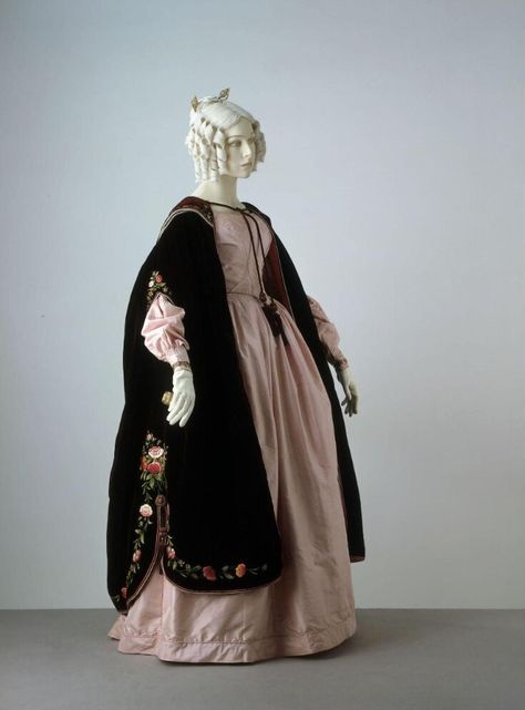 19 Century Dresses, Medieval Fantasy Fashion, Mantle Clothing, 1840 Fashion, Gaun Abad Pertengahan, Medieval Cloak, 1830s Fashion, 1850s Fashion, 1800s Fashion