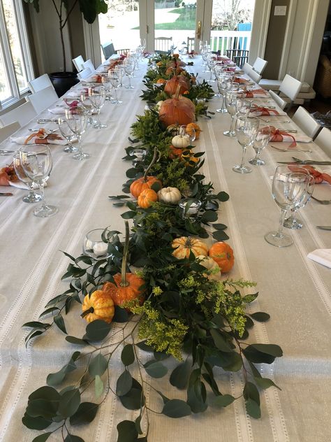 Autumn Table Scape, Fall Place Settings, Thanksgiving Tablescapes Simple, Thanksgiving Table Arrangements, Thanksgiving Display, Easy Thanksgiving Table Decor, Thanksgiving Dinner Table Setting, Thanksgiving Table Decor Ideas, Thanksgiving Floral Arrangements