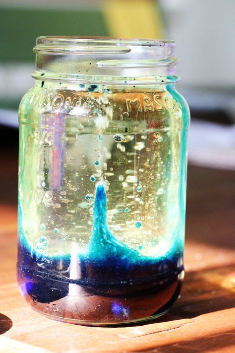 DIY Lava lamp! The basic idea is this: you mix 3 parts oil with one part water and ten or so drops of food coloring in a container with a tight fitting lid. Water Lamps, Lamp Homemade, Diy Lava Lamp, Homemade Lava Lamp, Alka Seltzer, Lava Lamps, Anniversaire Harry Potter, Science Experiment, Science For Kids