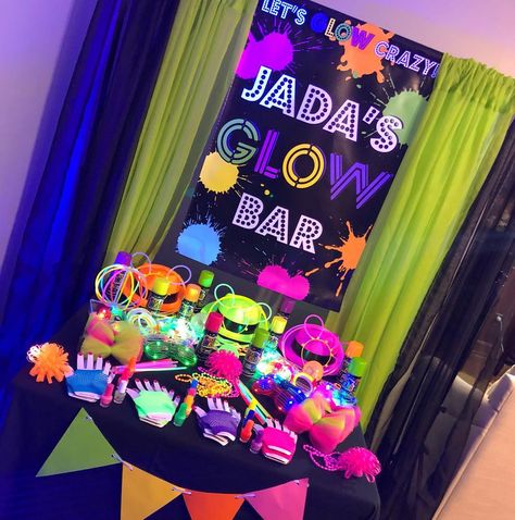 Glow In The Dark Slumber Party, Glow Bar Party Ideas, Glow Party Food, Glow Party Games, Swim Party Favors, Glow Party Outfit, Neon Dance Party, Glow Party Favors, Glow Theme Party