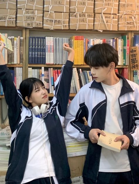 Girl Couple Aesthetic, China School Uniform, Cute Asian Couple, Perfect Couple Pictures, China School, High School Couples, Chinese Couple, College Couples, Asian Couple