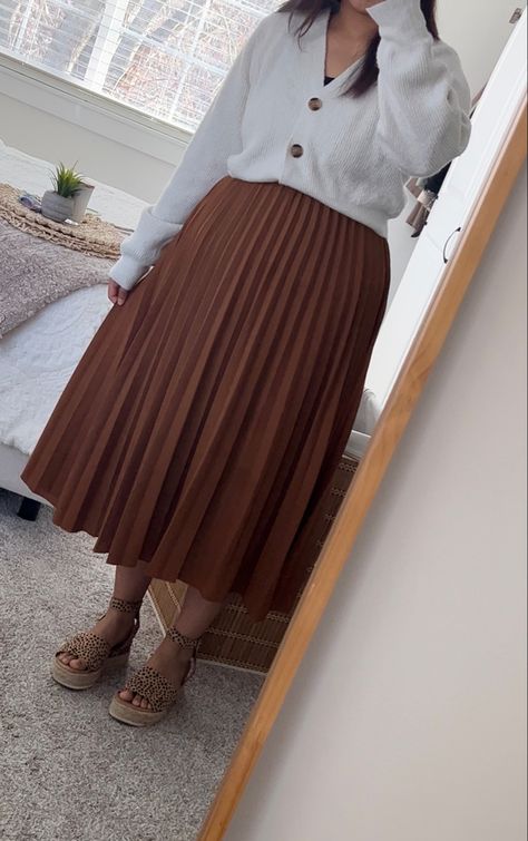 Modest Business Casual Plus Size, Modest Fashion Curvy, Plus Size Modesty Outfits, Church Outfit Midsize, Plus Modest Outfits, Plus Size Pentecostal Outfits, Fall Outfits Skirts Modest Plus Size, Preppy Plus Size Outfits, Brown Long Pleated Skirt For Winter