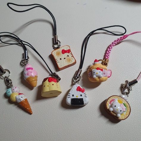 Clay Charms Aesthetic, Hello Kitty Charms, Keychains Cute, Clay Keychain, Hello Kit, Clay Diy Projects, Cute Polymer Clay, Phone Charms, Cute Clay