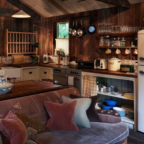 Shack House Interior, Cozy Tiny Cabin, Cabin Organization Ideas, 70s Cabin Aesthetic, Cabin Aesthetic Interiors, Cute Cabin Interior, Wooden Apartment, Soho Farmhouse, Cabin Aesthetic