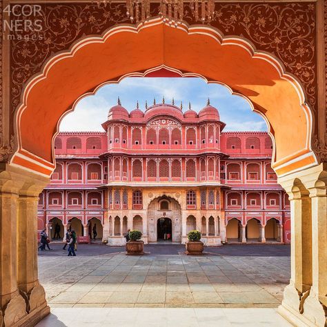 Jaipur Landscape Photography, Jaipur Famous Places, Jaipur Architecture, City Palace Jaipur, Tanjore Art, Fall Landscape Painting, Jaipur Travel, Digital Wedding Invitations Design, Mughal Emperor