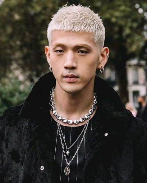 Big Matthew, Short Blonde Hairstyles, Bm Kard, Stylish Mens Haircuts, Kard Bm, Handsome Husband, Golden Highlights, Straight Hair Cuts, Pale Blonde