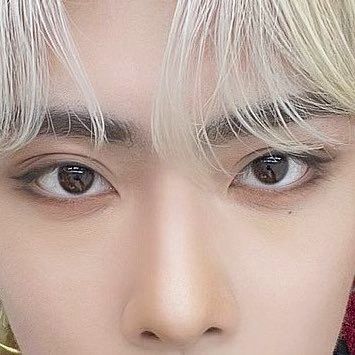 jia on Twitter: "no matter what people say, ricky’s eyeliner is so pretty and unique and it fits his eye shape so much, i hope he knows we like it a lot and hope he draws it as long as he wants to https://t.co/gNbWyx9qVu" / Twitter Male Eye Makeup, Boy Makeup, Kpop Makeup, Kpop Male, Ricky Zb1, Short Grunge Hair, Makeup Tut, Male Makeup, Human Reference