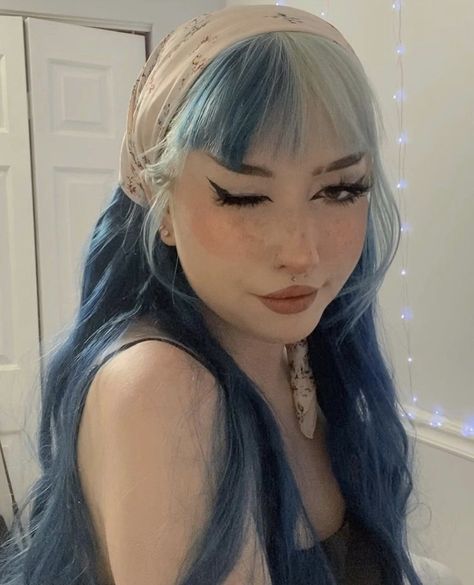 Blue Hair Blonde Money Piece, Curly Hair Unnatural Color, Blue Blonde Split Dye, Blue Blonde Black Hair, Blue And Blonde Hair Ideas, Blonde Hair Blue Money Piece, Dark Blue Light Blue Hair, Blue And White Hair Aesthetic, Blonde And Blue Split Dye