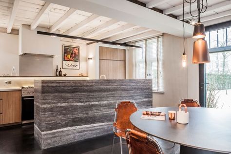 Farmhouse by Juma Architects Old Farmhouse Renovation, Bright Kitchen Lighting, Brick Farmhouse, Motos Harley, Farmhouse Renovation, Modern Renovation, Contemporary Villa, Farmhouse Remodel, Gorgeous Interiors