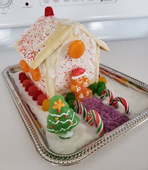 Simple and fun Christmas project: Make a Pop Tart "gingerbread" house! | VFCstyle.comVFCstyle.com Pop Tart Gingerbread House Christmas, Poptart Houses, Poptart Gingerbread House Ideas, Poptart Gingerbread House, Simple Gingerbread Houses, Poptart Gingerbread Houses, Pop Tart Gingerbread House, Gingerbread House Ideas, North Pole Breakfast