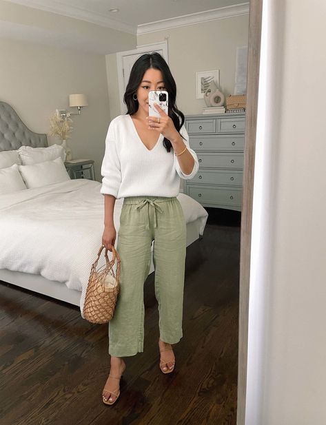 Olive Linen Pants, Linen Pants Work, Olive Pants Outfit, Therapist Outfit, Modest Spring Outfits, Green Linen Pants, Green Pants Outfit, Linen Pants Outfit, Casual Linen Pants