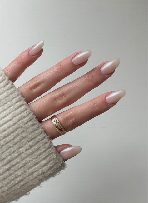 Soft Gel Manicure, Milky Pearl Nails, Soft Winter Nails, Delicate Nails Classy, Nails For Gold Dress, Natural Holiday Nails, Haylie Bieber Nails, Medium Oval Nails, Silk Nails