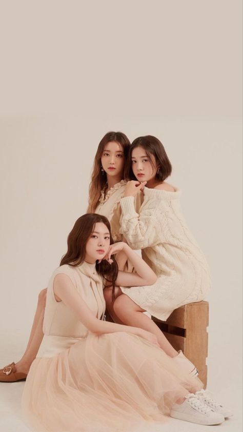 Trio Studio Photoshoot, 3 Besties Photoshoot Ideas, Trio Photoshoot Poses, Photoshoot Ideas 3 People, Three Person Photoshoot, Multiple People Poses, 3 Friends Photoshoot Poses, 3 People Poses, Trio Photoshoot Ideas