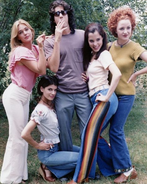 Films🍒 on Instagram: �“I’m obsessed with this pic🍃🌈 (Deena Martin, Christine Harnos, Adam Goldberg, Parker Posey & Marissa Ribisi on set of Dazed & Confused 1993)…” Dazed And Confused Movie, Adam Goldberg, Parker Posey, Dazed Confused, Dazed And Confused, That 70s Show, Almost Famous, Coming Of Age, Film Aesthetic