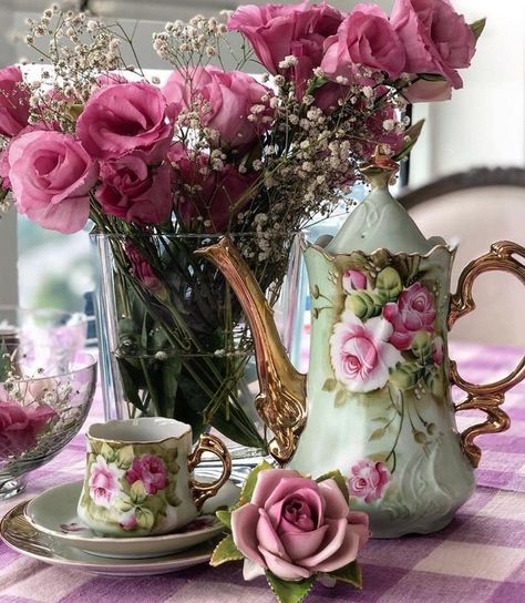 Afternoon Tea Tables, Colorful Flowers Arrangements, Shabby Chic Interior Design, Pretty Table Settings, Vintage Cupcake, Vintage Tea Sets, Mothers Day Decor, Tea Party Decorations, Teapots And Cups